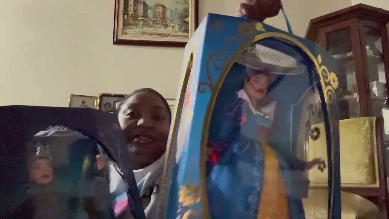 Disney Store’s Snow White and The Evil Queen live action limited edition dolls review. 🍎🪞👑🕊️🧹🪓💎🌳🪵🫀