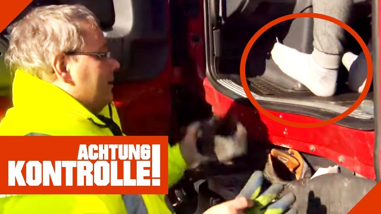 LKW-Fahrer hat keine Schuhe an! Kann die Polizei das verbieten? | Achtung Kontrolle | kabel eins