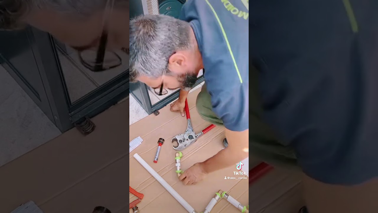 Pressa manuale per raccordi multistrato a pressare