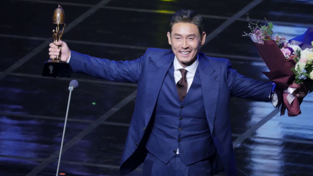 15년 만에 3초 폼잡아보는 설경구: 남우주연상 수상 소감(feat. 손예진, 이병헌): 직캠:  제54회 대종상 영화제 171025