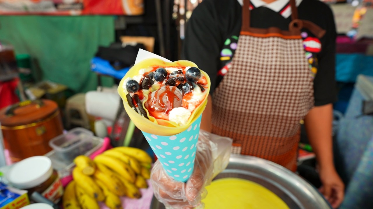 Thai Ice Cream Roti Made Live in Bangkok - Asian Street Food