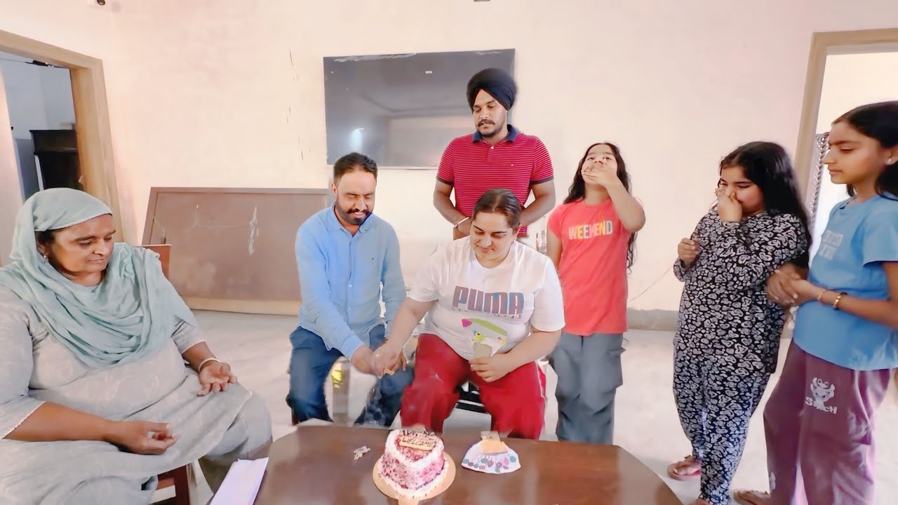 Mandeep ਭੈਣ ਤੇ ਭਾਜੀ ਦਾ ਕੀਤਾ homewelcome 🥳 gurdeep ਭੈਣ ਲਿਆਈ cake 🎂 #sandhuhoni22 #funnycomedy 