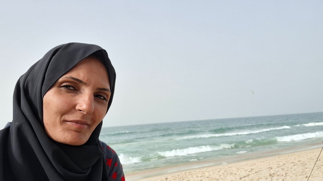 من بيت مهدوم إلى خيمة على البحر… يوم من واقعنا في غزة