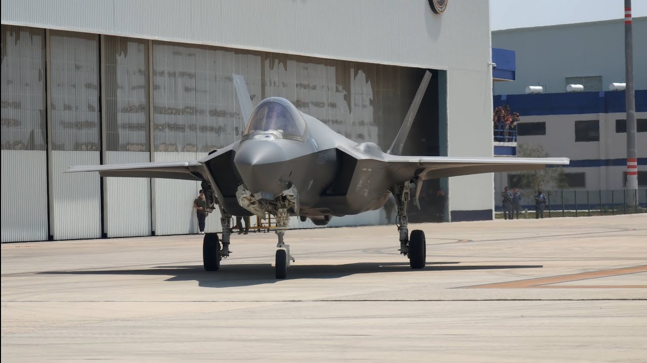 Vuelo de demostración del Lockheed F-35 en la FAMEX 2025