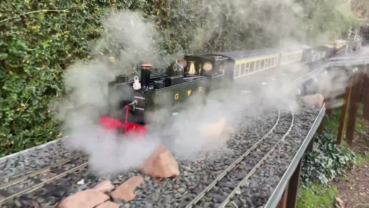 Loop development and Second Bridge fitting on the 16mm Monkton Vale Light Railway, November 2025