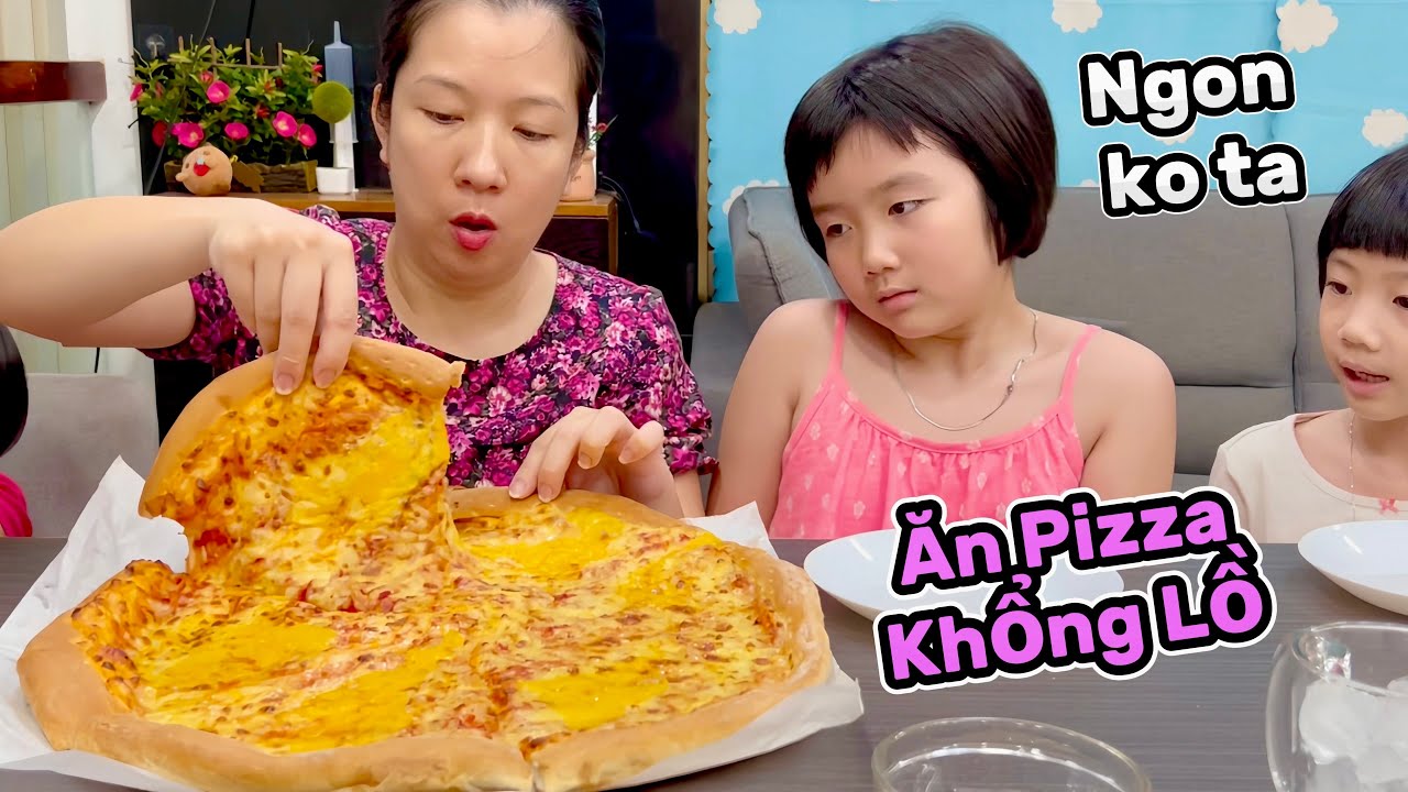 ăn Bánh Pizza phô mai khổng lồ mua trong siêu thị Emart Gò Vấp.