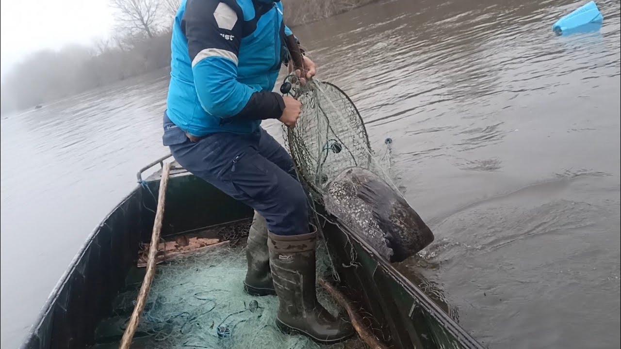 Рыбалка Огромное речное чудовище чуть не опрокинуло нашу лодку!