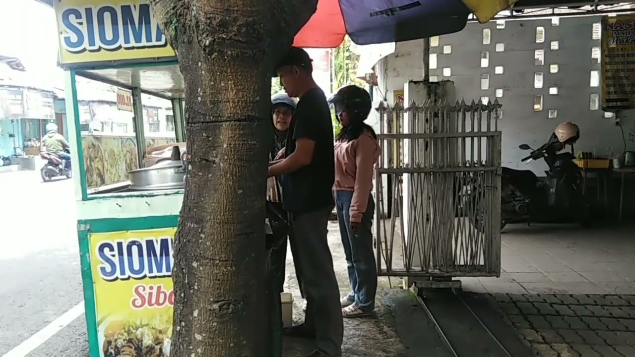 Membeli Siomay di pinggiran jalan 