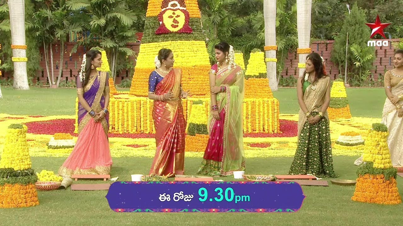 Bathukamma pandaga sambaraalatho kalakalaladipotunnaru!!! 💮  #PelliChoopulu Today at 9:30 PM