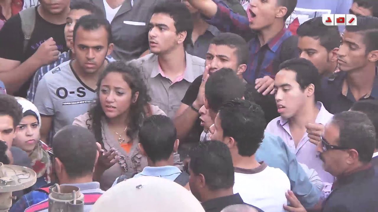معركة هتافية بين مؤيدى ومعارضى الانقلاب وحرق صور  السيسى ورابعة بجامعة حلوان