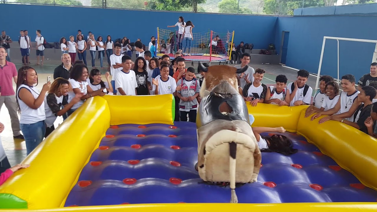Dia de crianças brincarem: o desafio do touro mecânico(3)