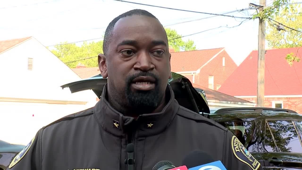 Detroit police provide update on barricaded situation
