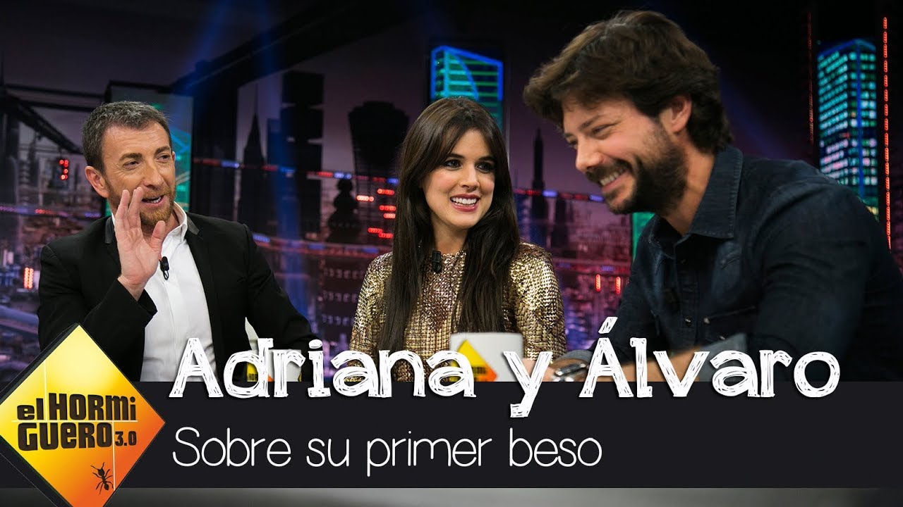 El primer beso de Adriana Ugarte y Álvaro Morte: 