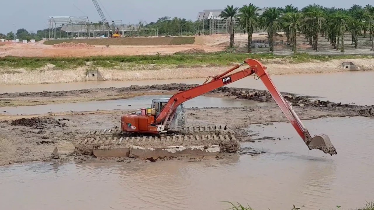 Hitachi Long Arm Amphibious Excavator Dredging Mud Pond