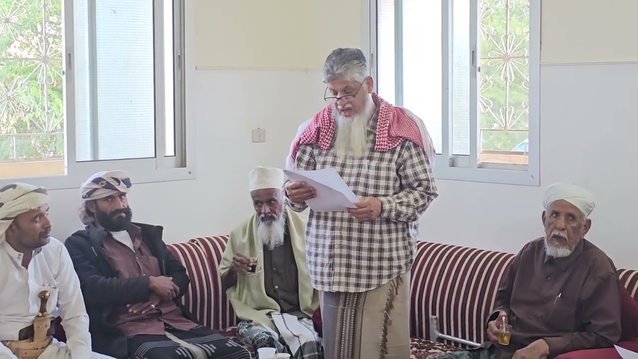 الحكم عبدالله بن مبروك بن عجاج النهدي يصدر حكمه في قضية الضرب بين المطارفه والرماه.  -جلسة الحكم-