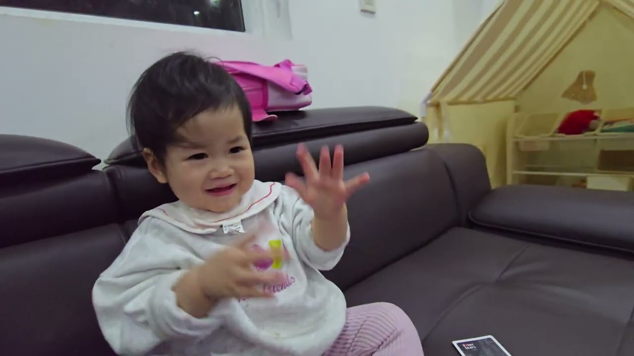 Sam xem bóng đá cùng bà Nội 