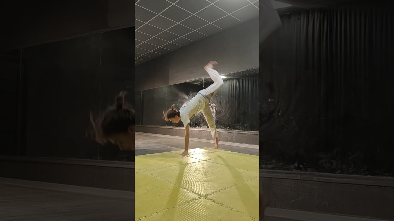 Capoeira Au tran&ccedil;ado from the jump from my students