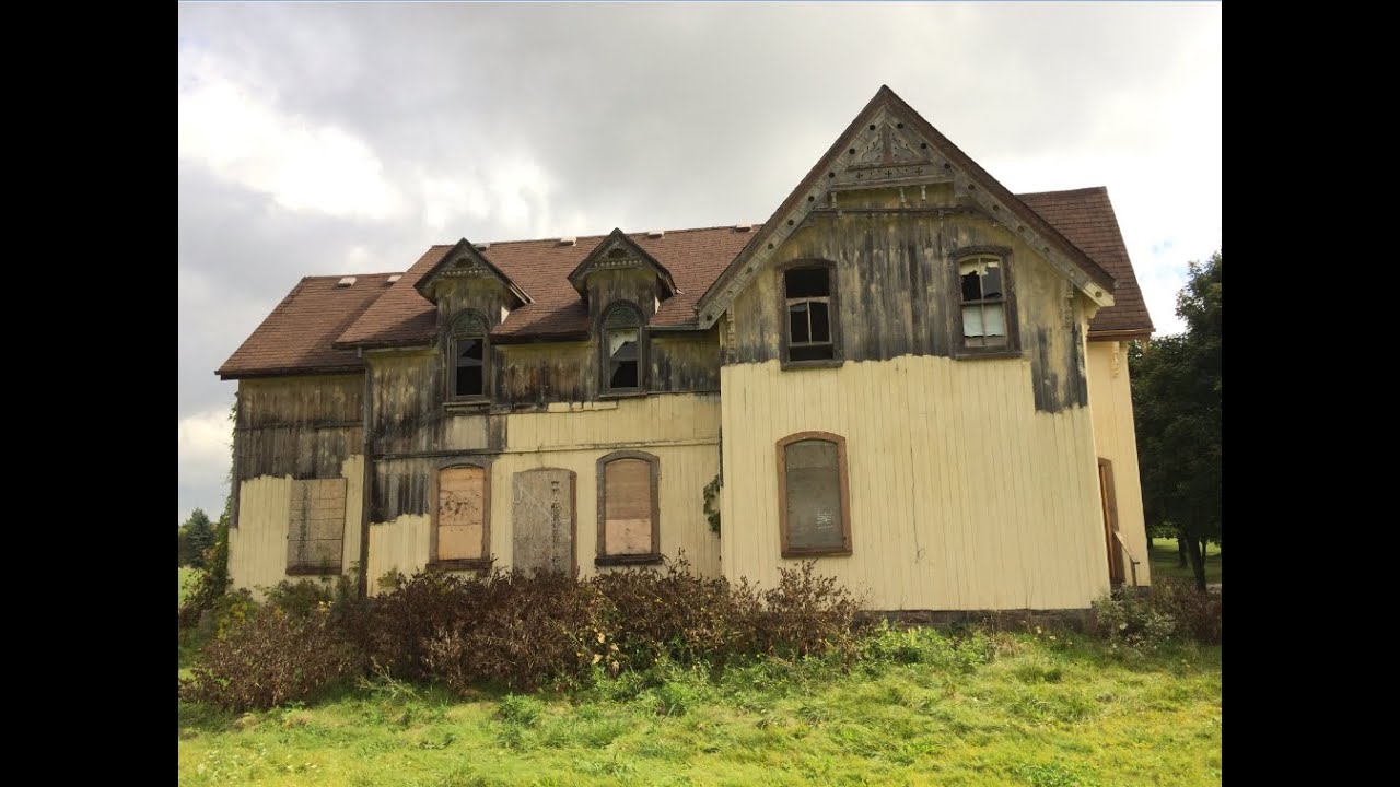 Exploring an Abandoned House on the Prettiest St in Ontario