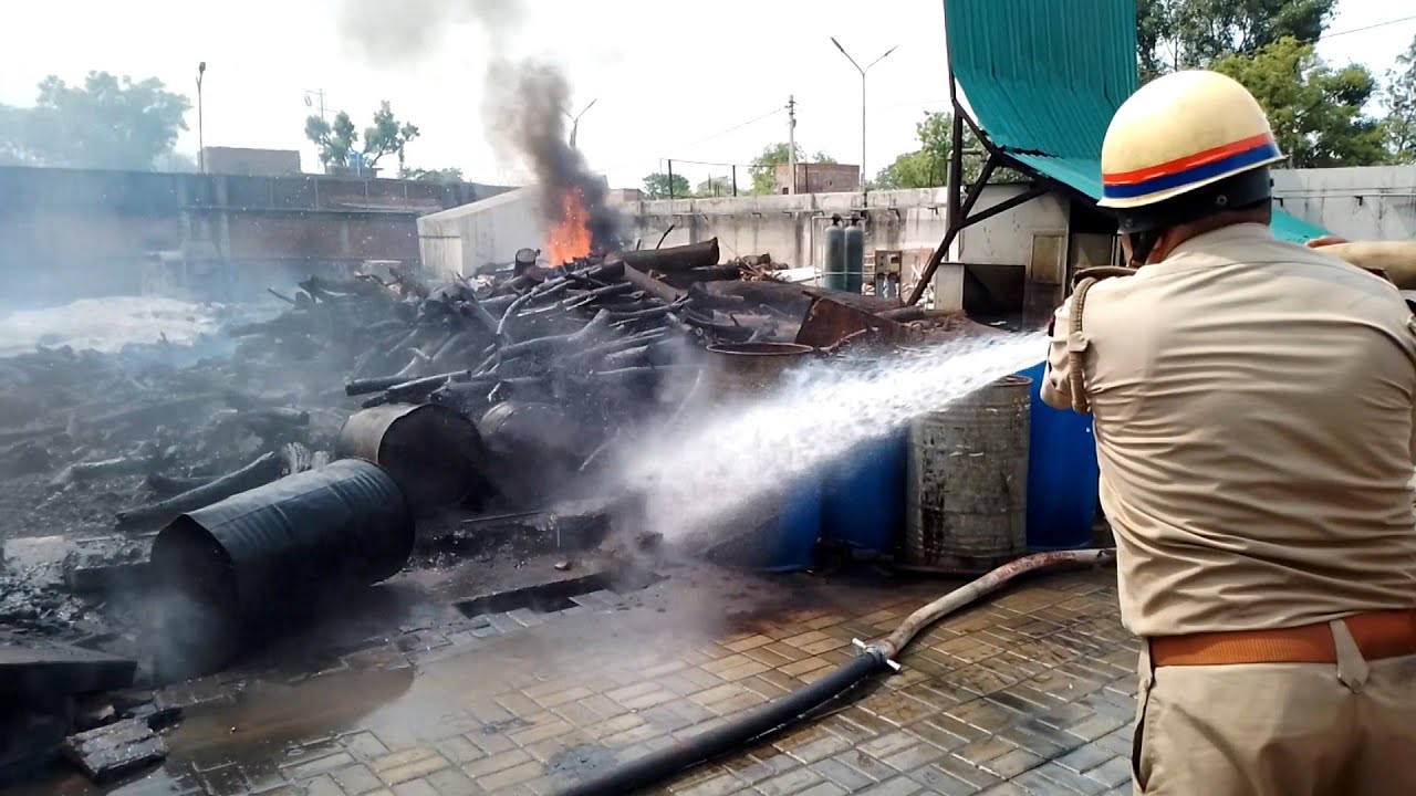 उझानी मेंथा प्लांट में अग्निकांड के बाद की तस्वीर #budaunnews #latestnews #update #viralvideos