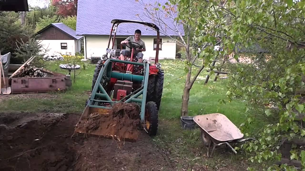 GT 124 beim Baugrube ausheben