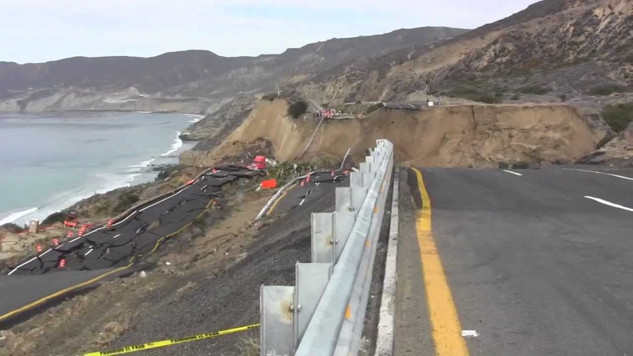 Mega derrumbe en escénica Ensenada Tijuana