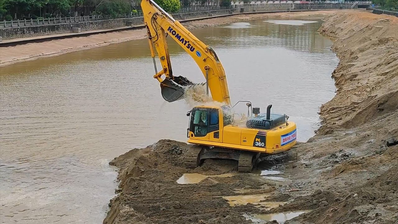 Is it Hot? Huge Komatsu PC360 Takes a Cooling 