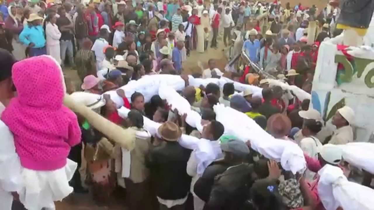Madatrek : FAMADIHANA à Antanifotsy en Août 2014
