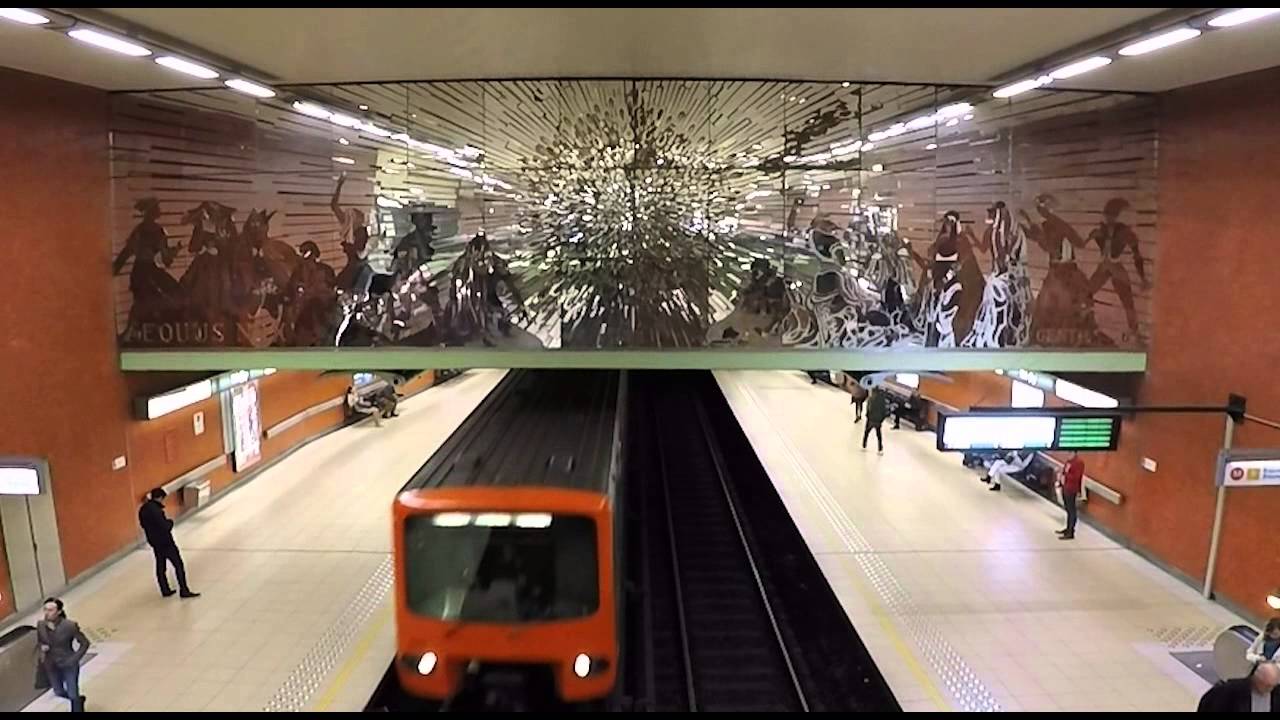 Dans le poste de conduite d'un métro