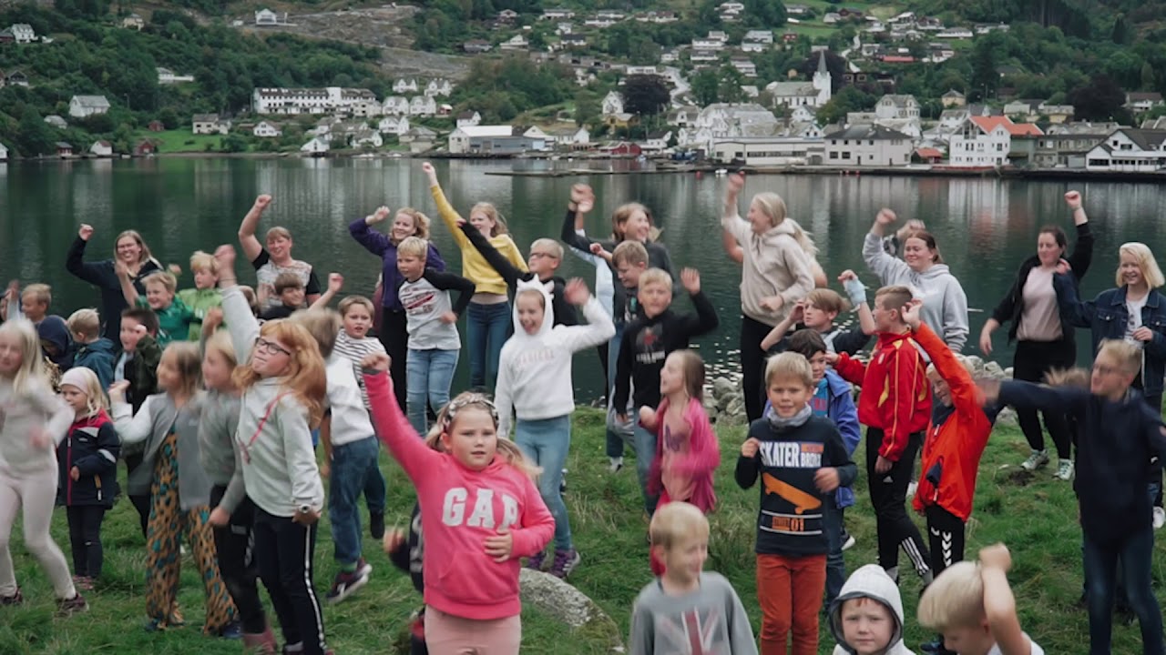 Dansa BlimE-dansen på ei aude øy