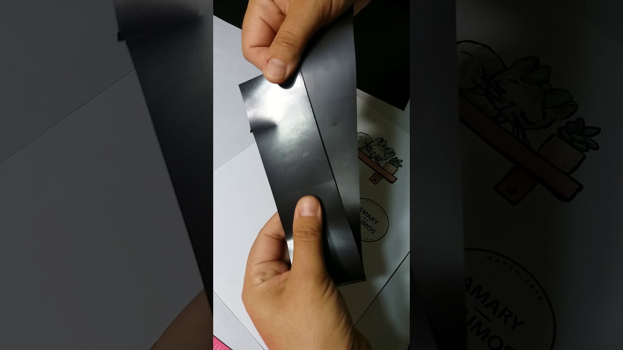 Iman cortado en cameo con marcas de registro .