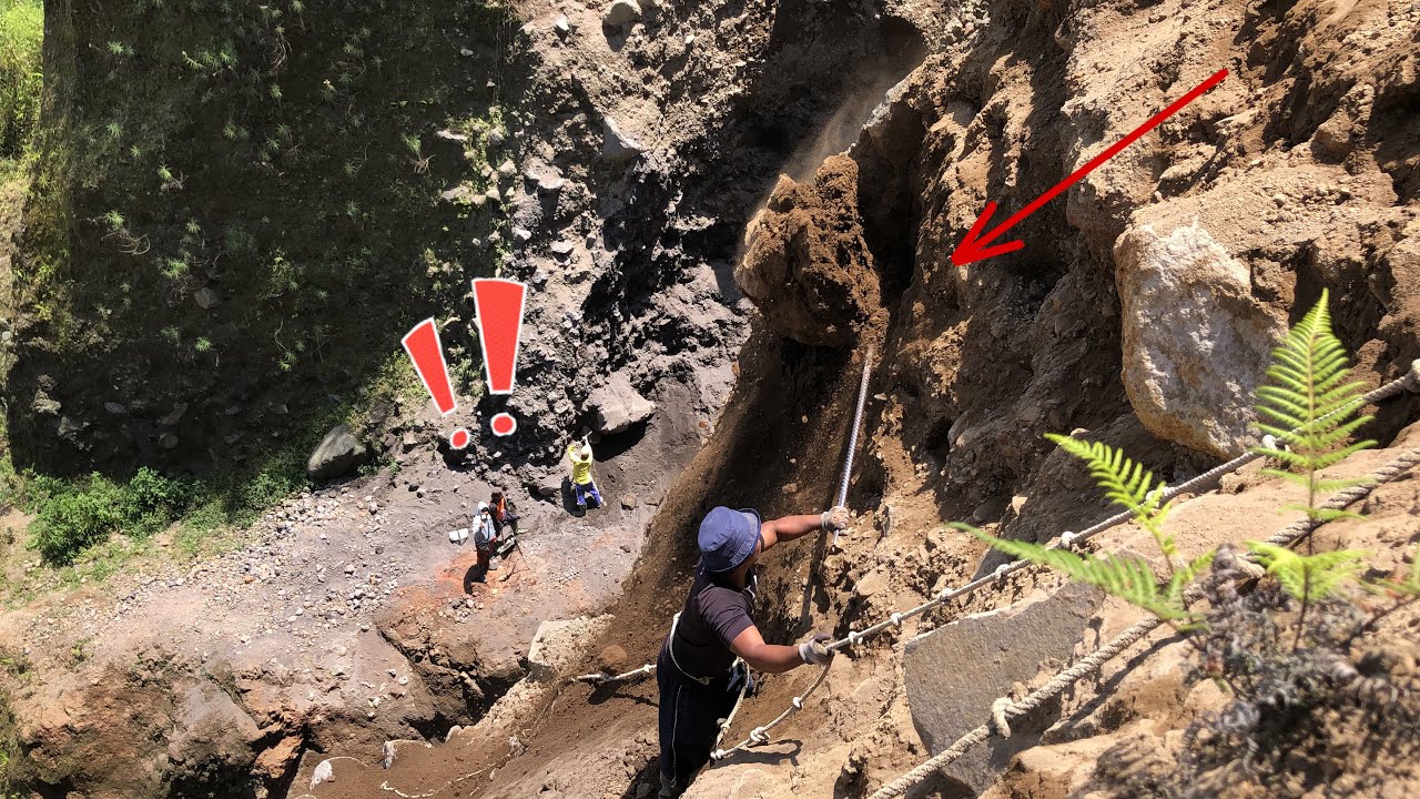 massive sand cliff collapse..!!! this is the most terrifying area for miners to mine