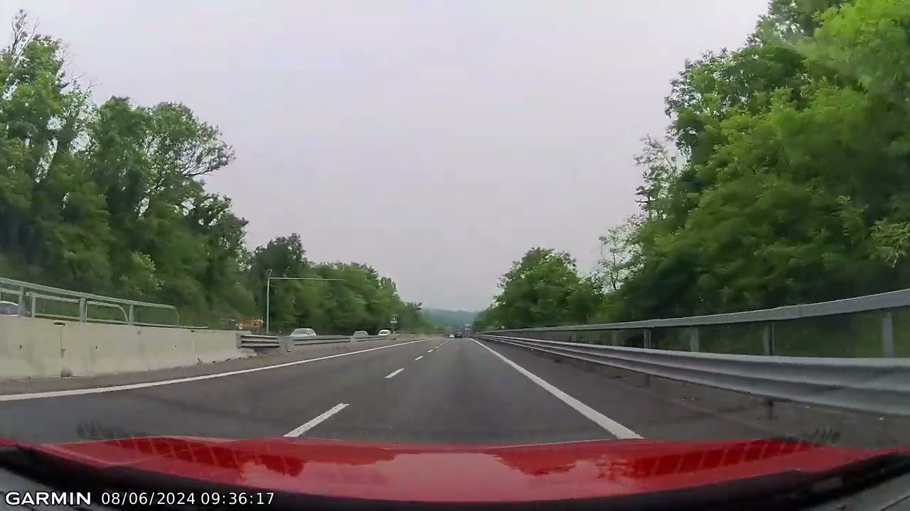 Sulla strada statale 36, un esempio di lezione di guida su strada extraurbana principale.