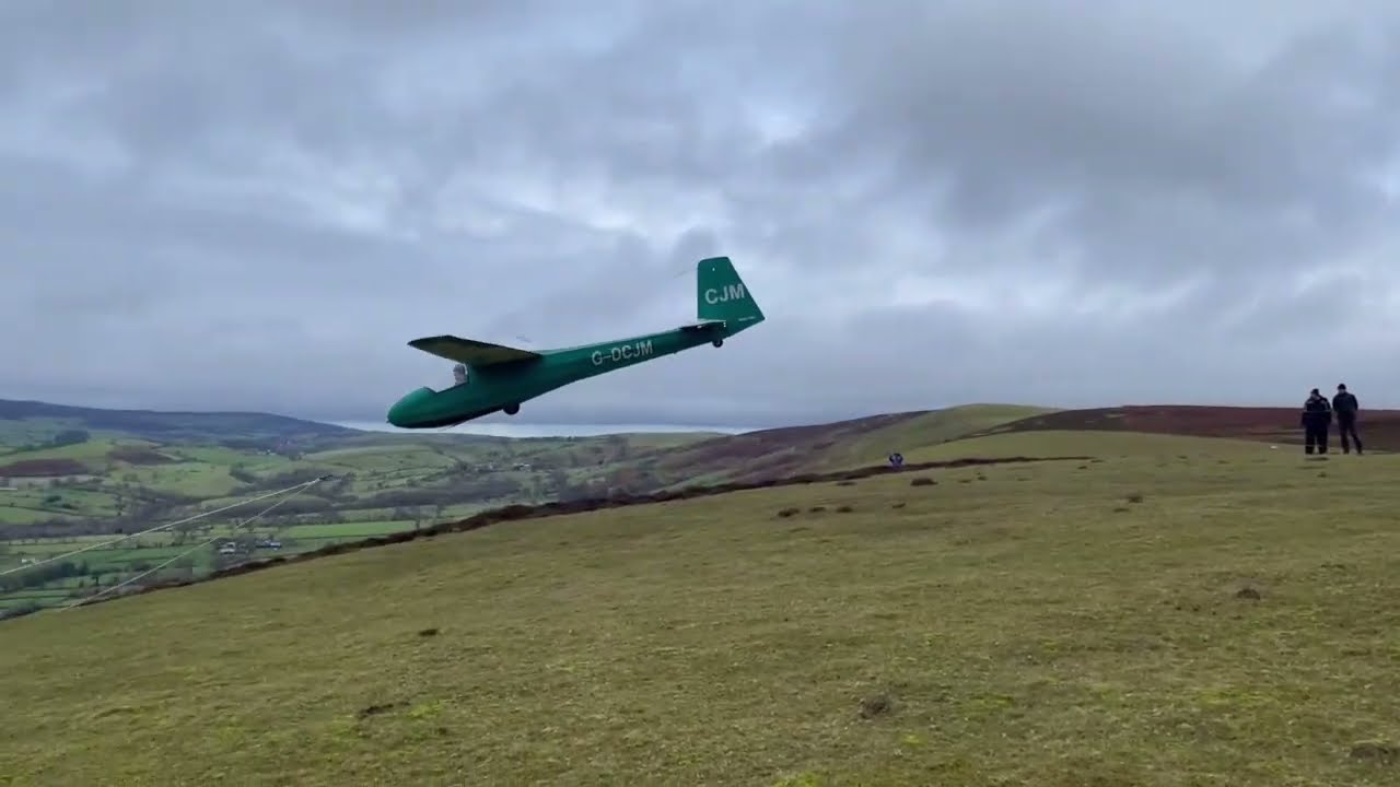 Bungee Launching a K8 at Midland Glidiung Club, Long Mynd January 2022