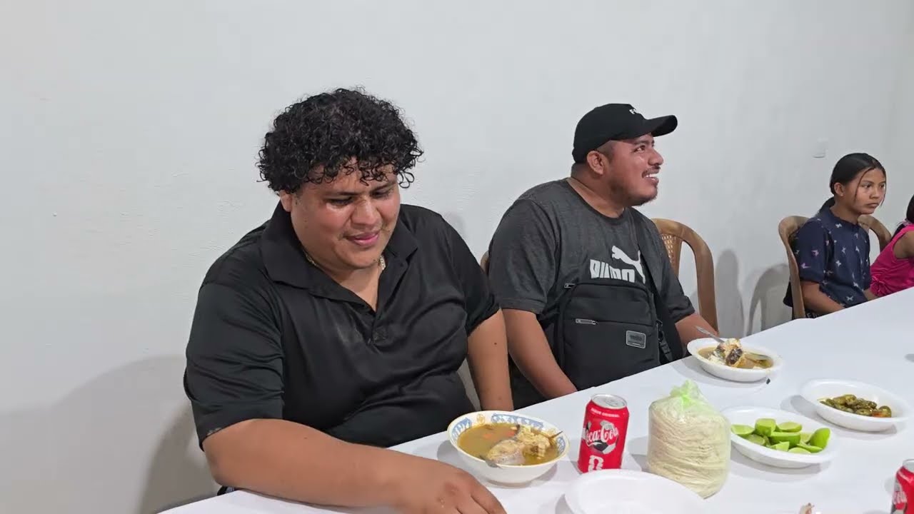 Charly de soy chapin llega ala cena del suscriptor.