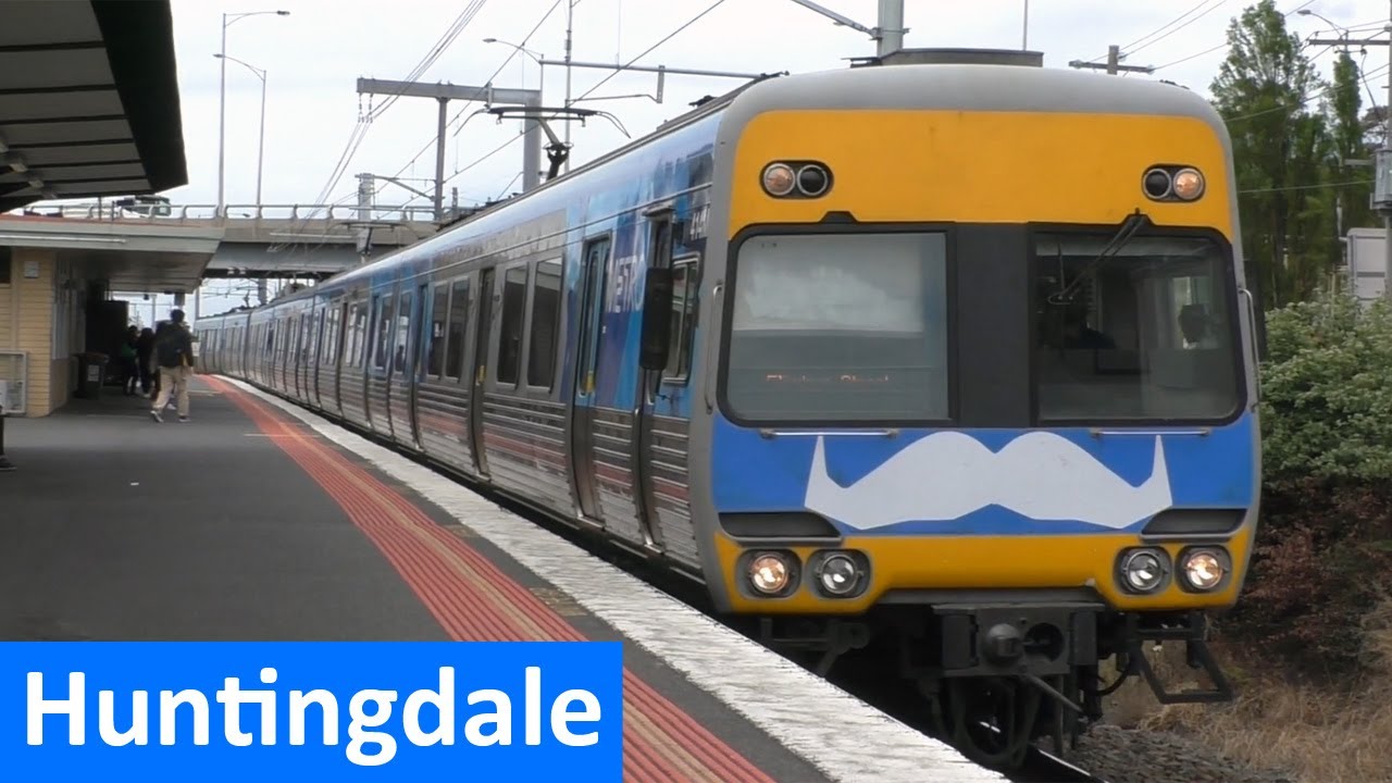 Trains & Buses at Huntingdale - Melbourne Transport