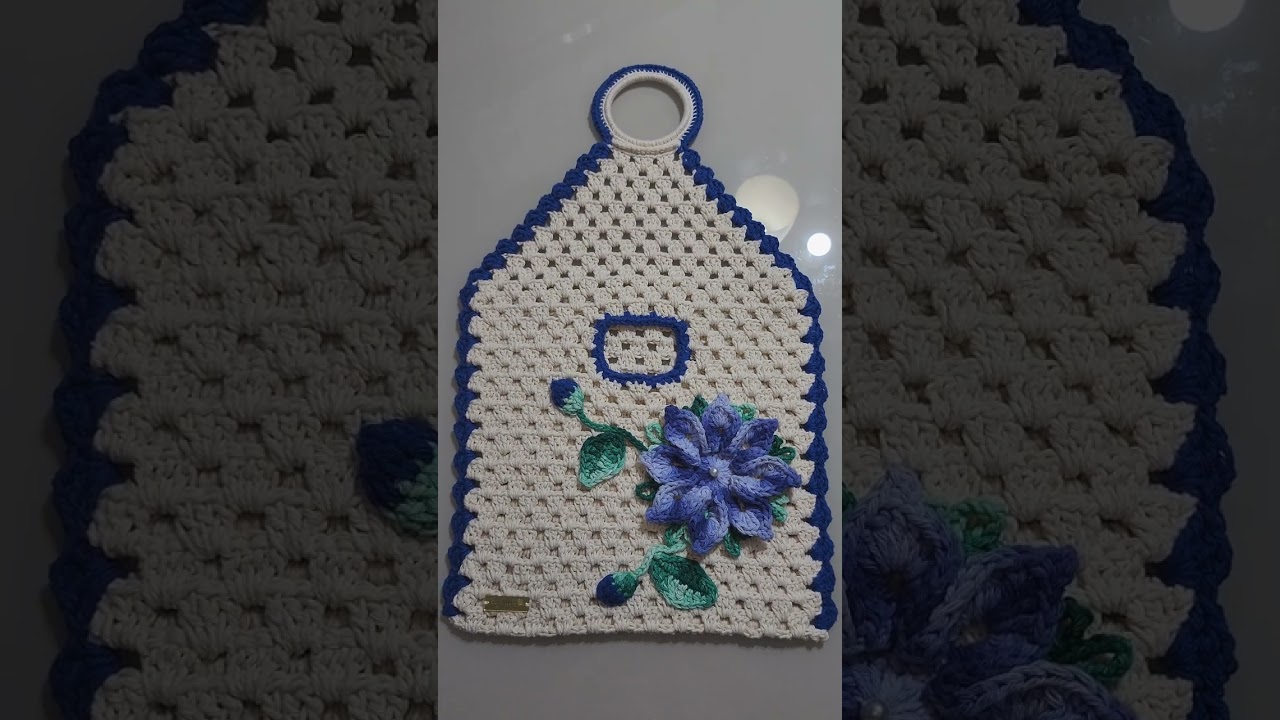 Puxa saco quadrado em crochê com flor catavento