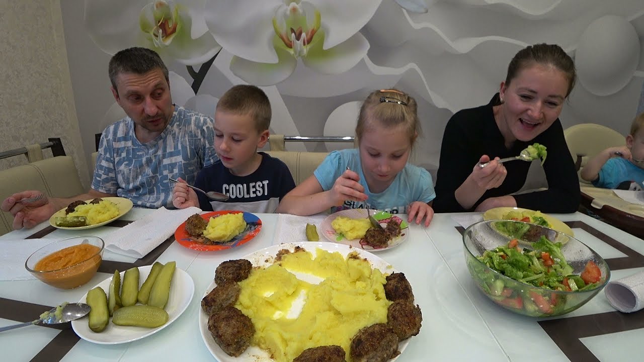 МУКБАНГ КОТЛЕТКИ С ПЮРЕШКОЙ | MUKBANG CUTLETS WITH MASHED POTATOES #StepFamily #mukbang
