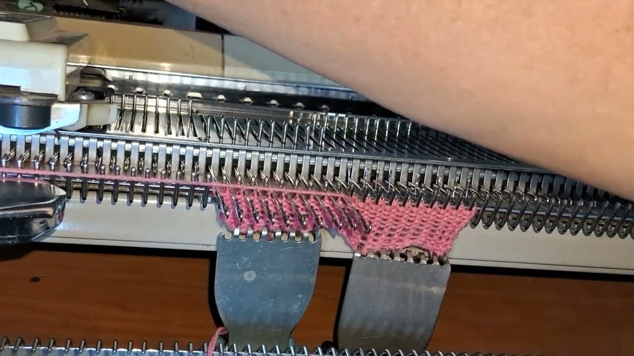 AUMENTO DE CARREIRAS EM UM LADO DA PEÇA. (Aula 1 ) Tricô à máquina # knitting machine 