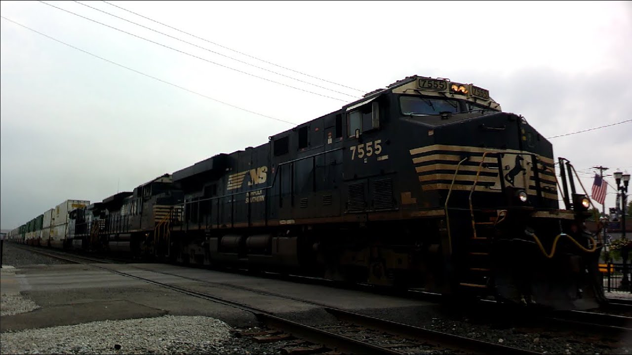 7/28/23 Swanton, OH; NS 7555 leads an intermodal west