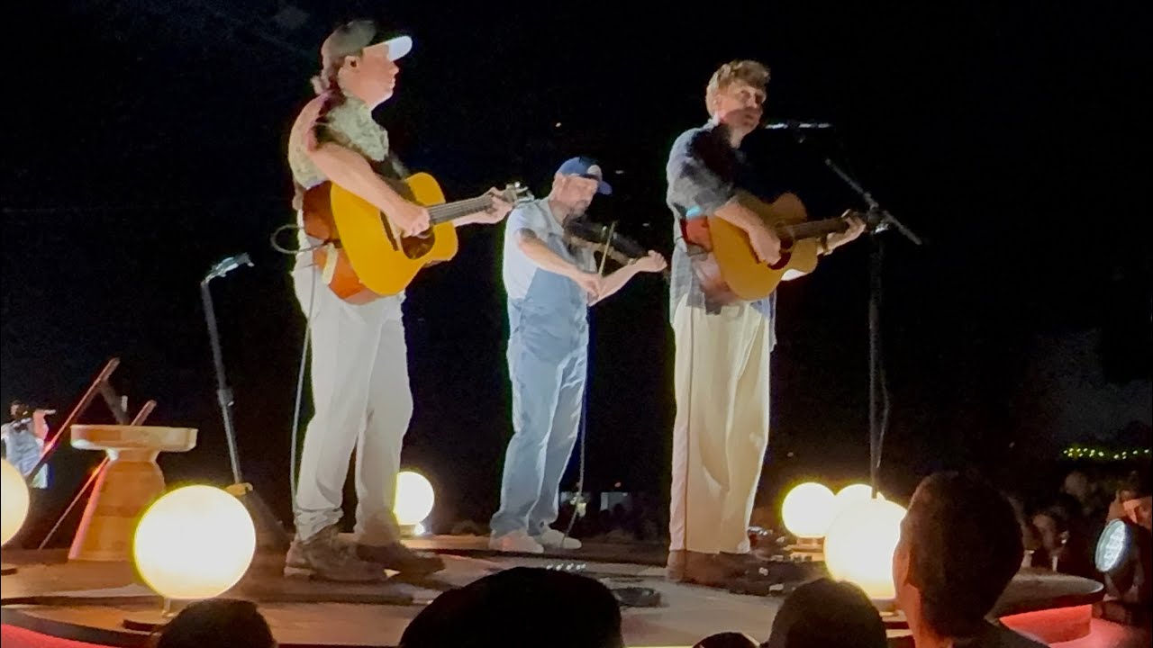 Tyler Childers Live, Nj 09/24/25 Lady May, Nose To The Grind Stone, Follow You To Virgie acoustic. 