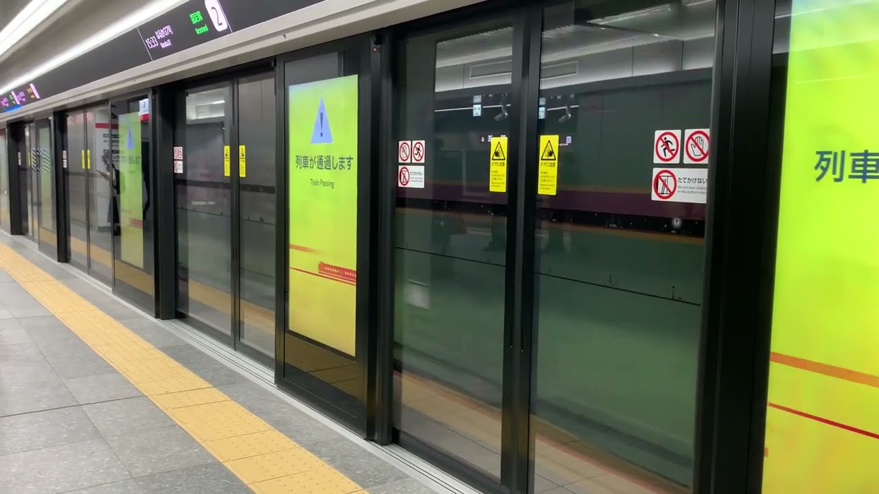 【補機】大阪駅うめきたホーム(21番線)を通過する貨物列車