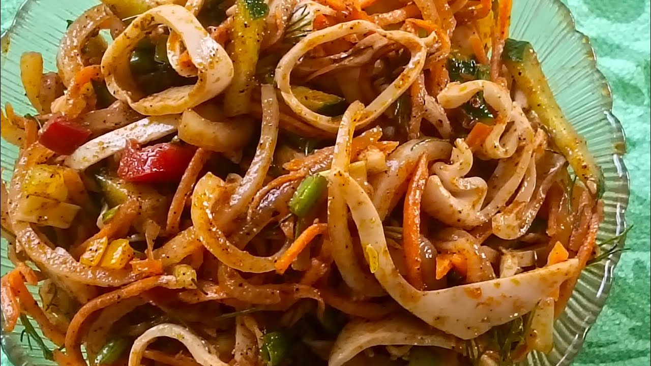 Острый салат с кальмарами.