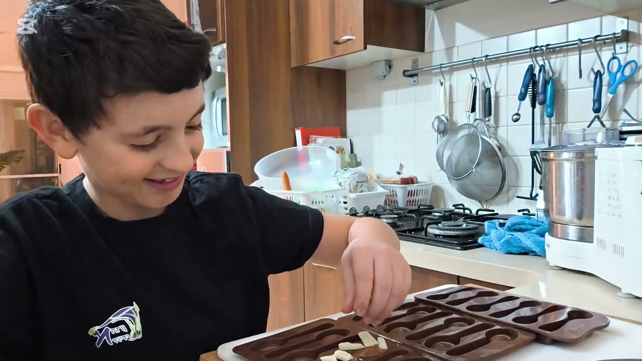 סהר מכין כפיות שוקולד עם קצפת ריבת חלב