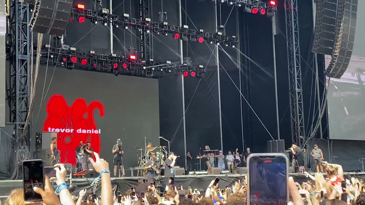 Trevor Daniel - &lsquo;Falling&rsquo; LIVE Lollapalooza Chicago 2021