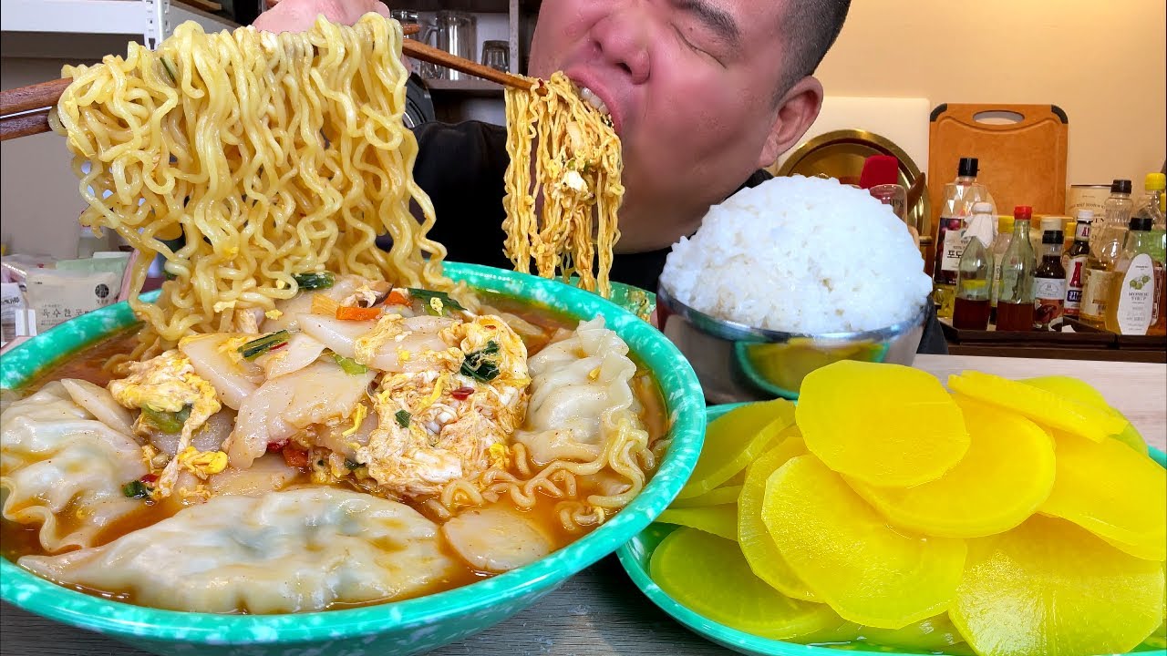 만화방 떡만두라면 세트.. 그 시절 부자들만 먹을 수 있었던 라면 MUKBANG