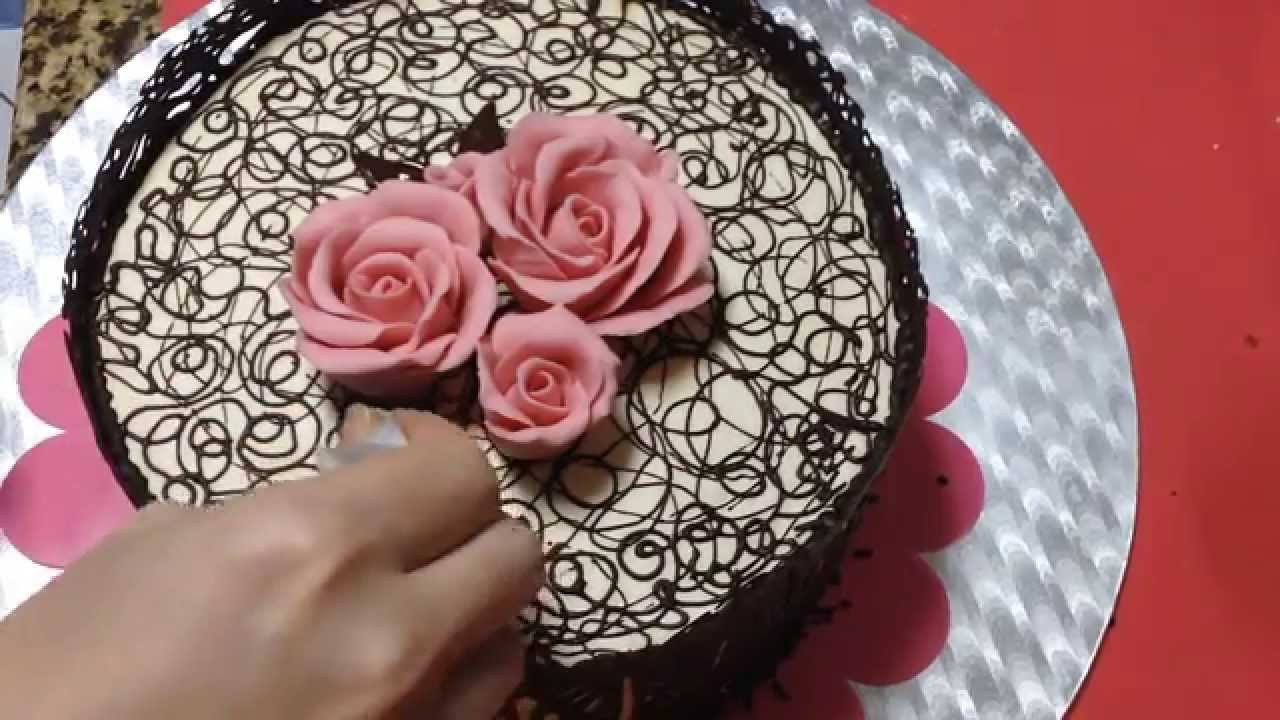 شوفو معي كيف زينت كيكة دانتيل الشوكولا :) chocolate lace cake inspired by Julia M usher