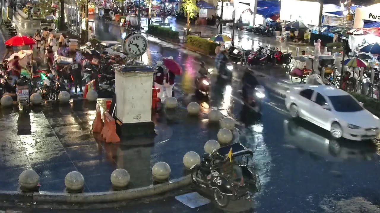 city ​​atmosphere busy with vehicles during the day