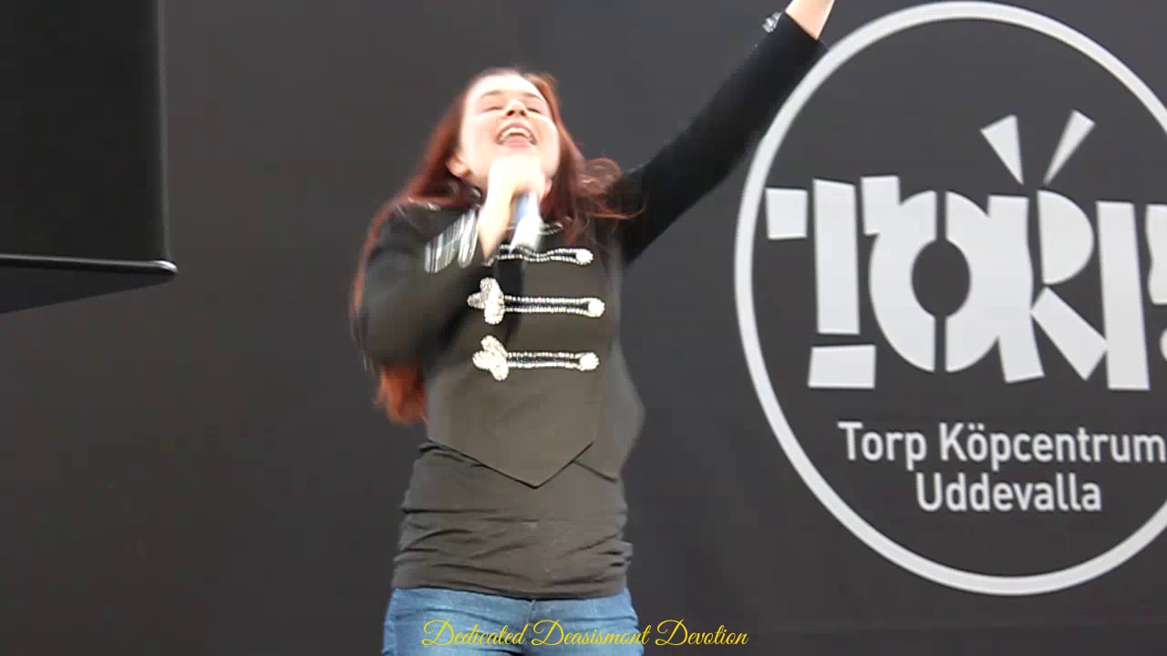 Amy Diamond performs live in Torp  Köpcentrum, Uddevalla 6/11 2010