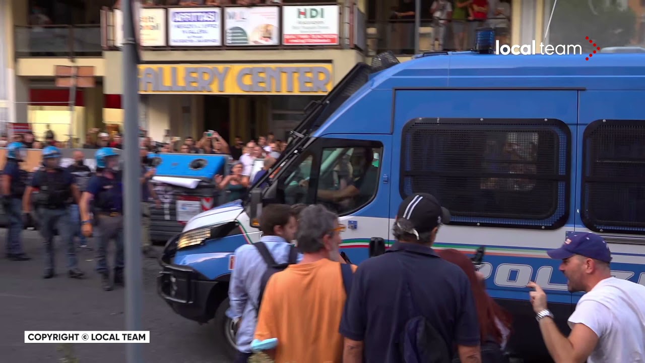 Corteo No Green Pass momenti di tensione a Roma, breve lancio di oggetti contro gli agenti
