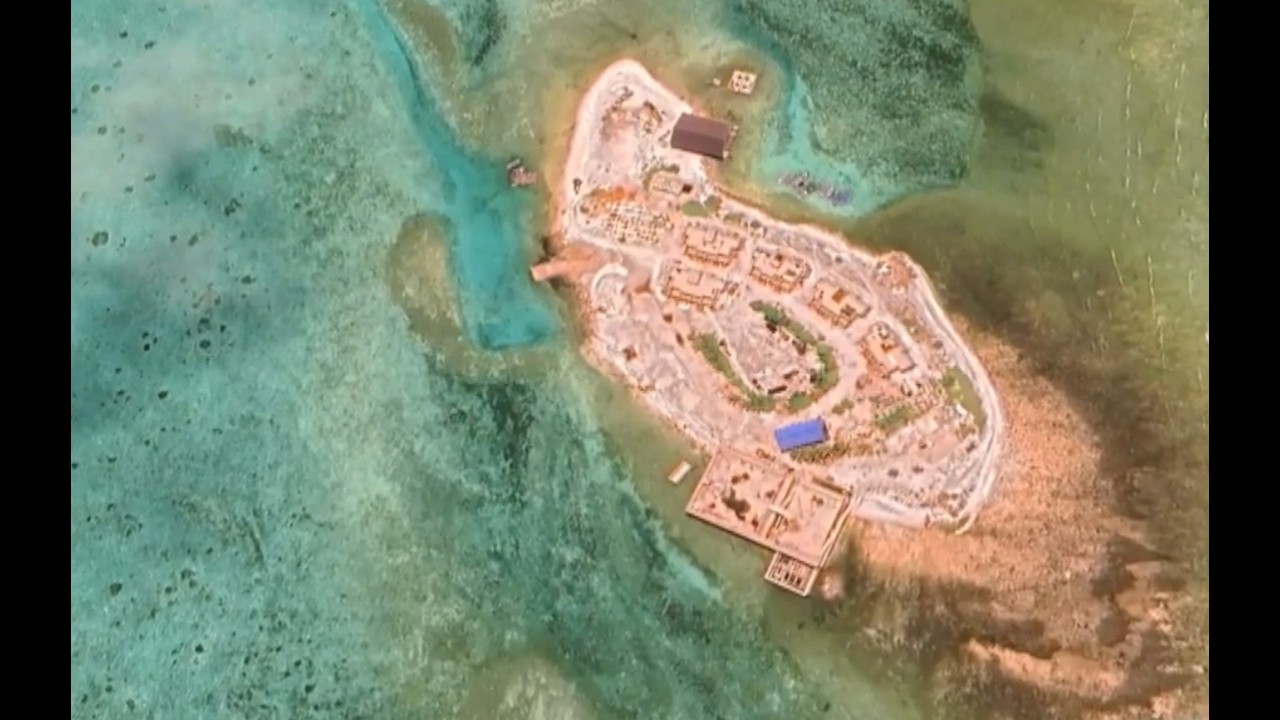 Китай расширяет военную базу на рифе Антилопа в Южно-Китайском море.